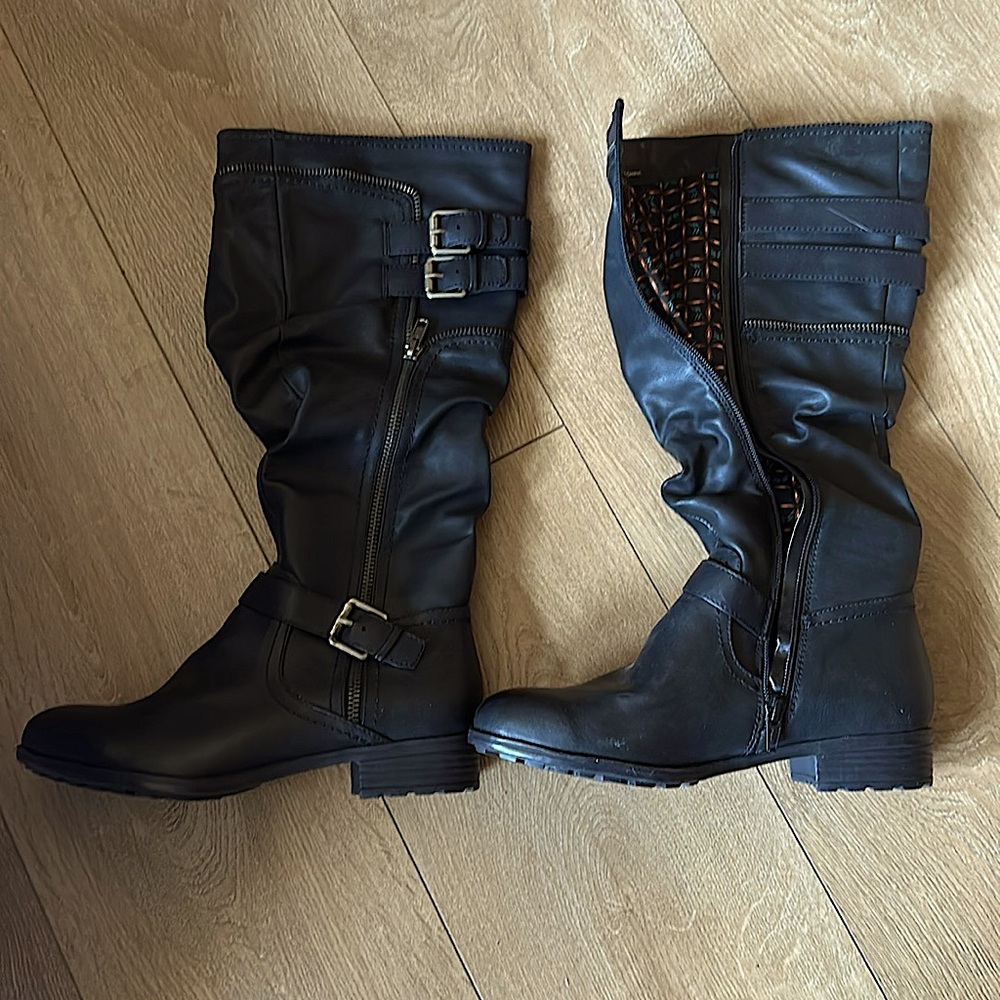 Size 6 white mountain boots.  Never worn.